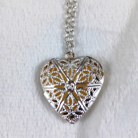 Silver Heart Locket New No Tags 22 Long - Picture 4 of 7